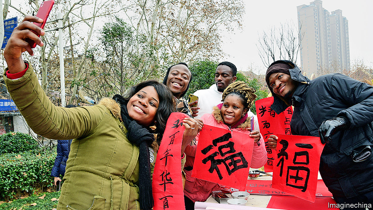 International students enjoying Chinese cultural activities